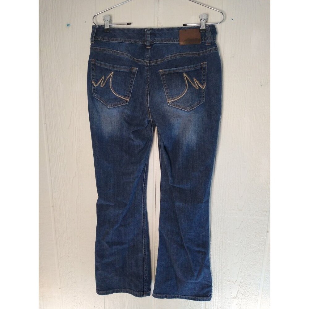 Maurices Juniors 3/4 Short Medium Wash Stretch Straight Jean Embroidered Pocket